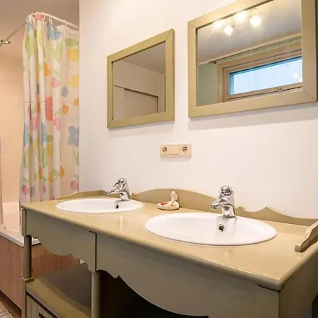 Spacious 7-bed House In Nyaraló Ostende